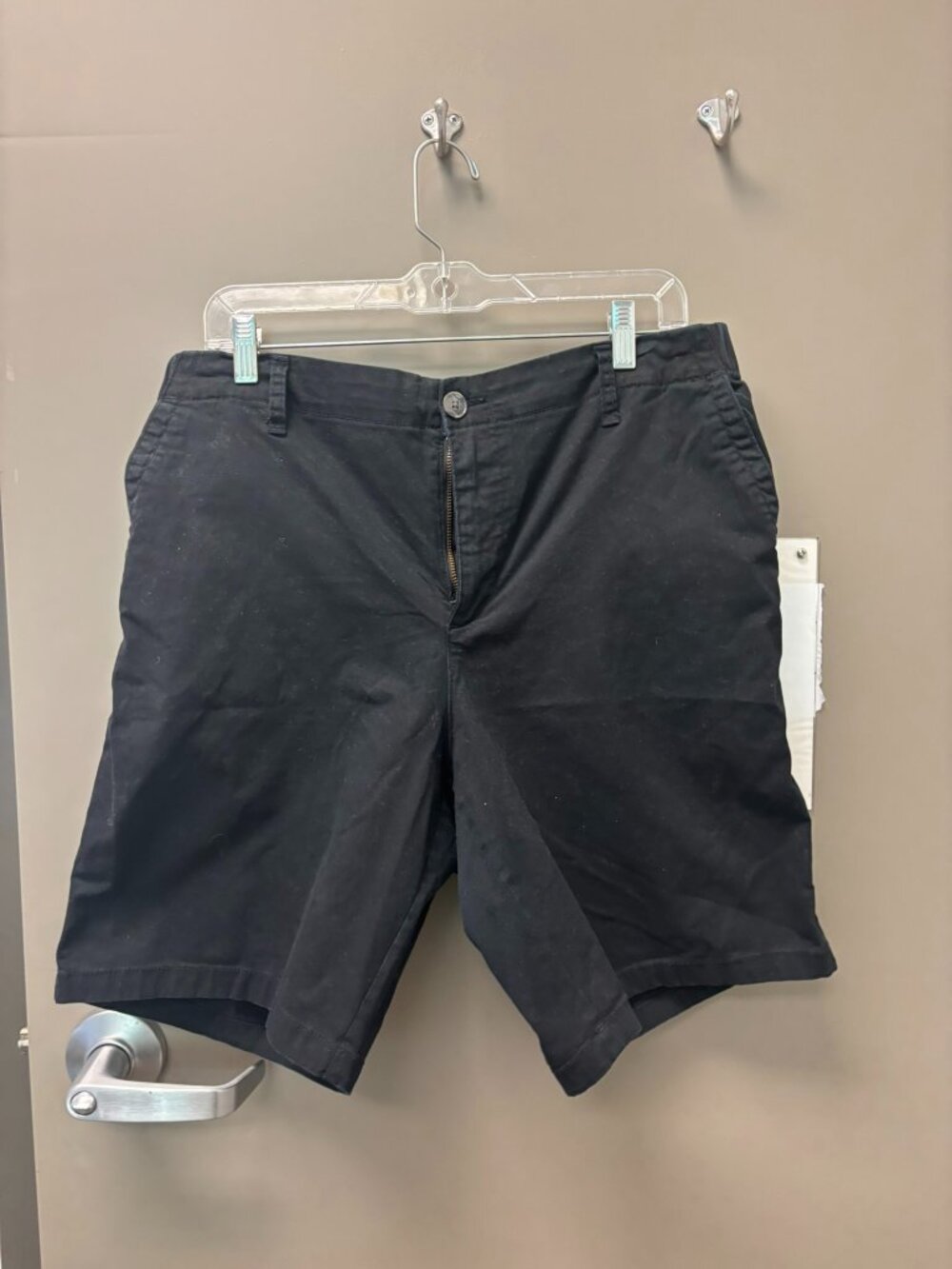 Black Old Navy mid-length OG Chino shorts, large